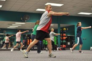 Jak trenować na eliptyku: trening cardio i wzmacnianie mięśni nóg i ramion
